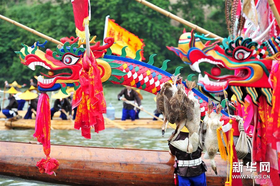 （社会）（3）贵州苗族群众欢度独木龙舟节